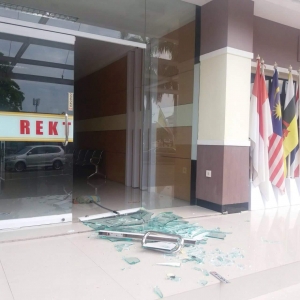 The left door perfecly describes the right door's condition.