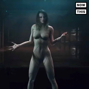 Taylor Swift is a naked alien in her new music video